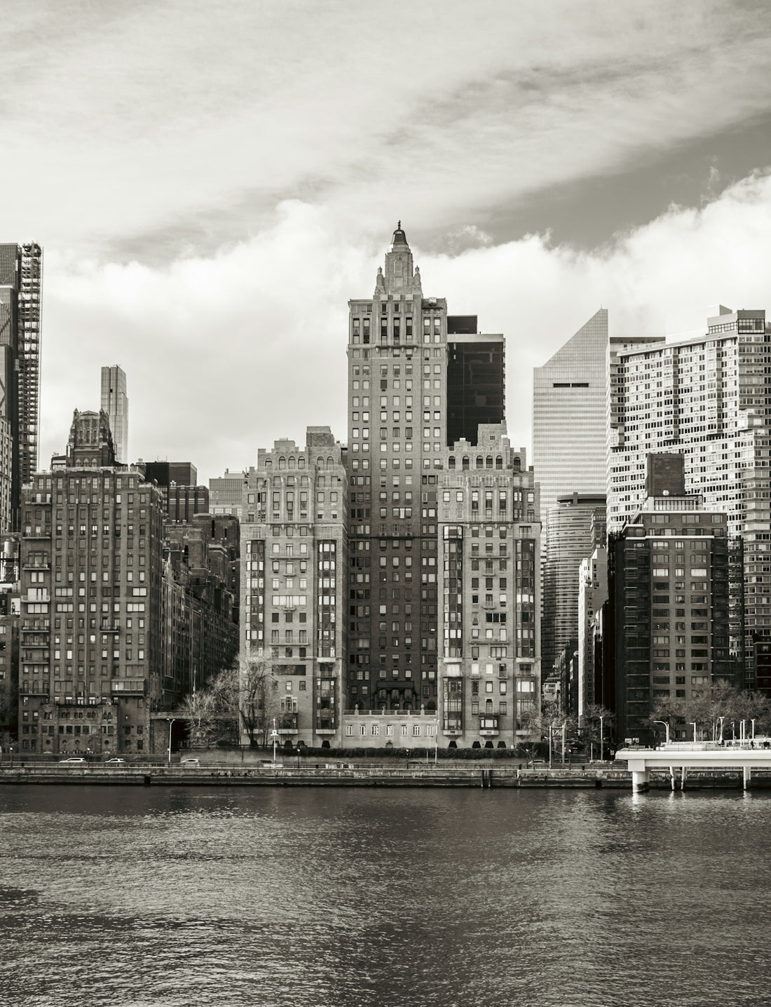 Skyline of new york city in black and white.