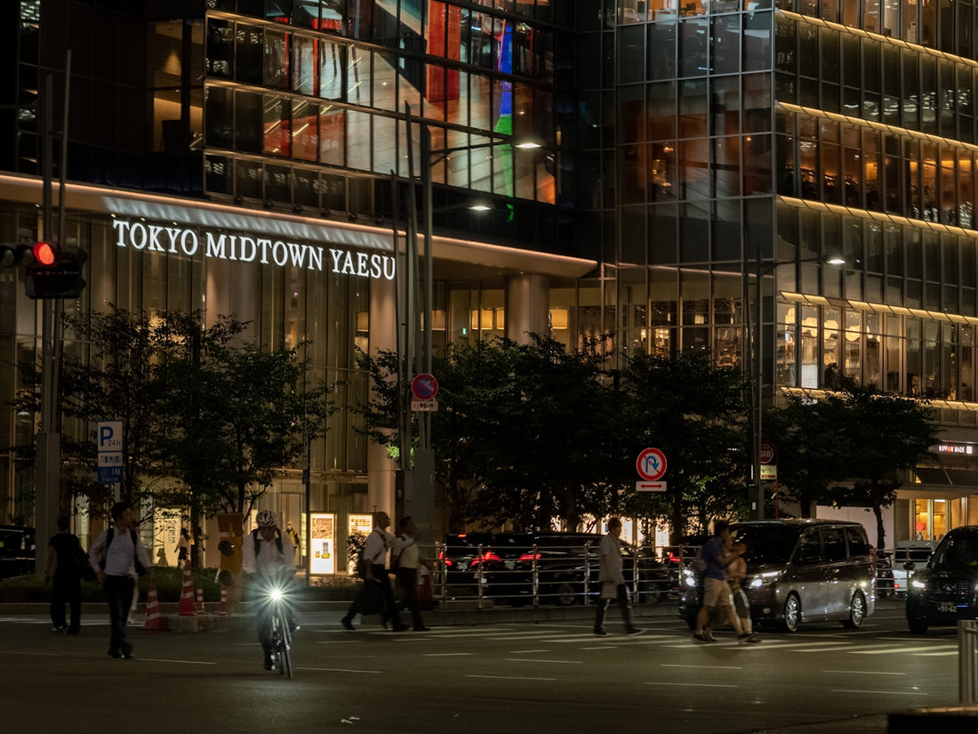 Tokyo midtown yaesu building at night with street traffic.